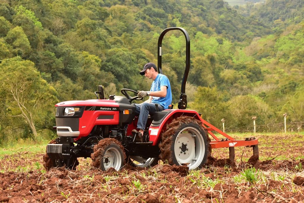 Trator Mahindra modelo 2025