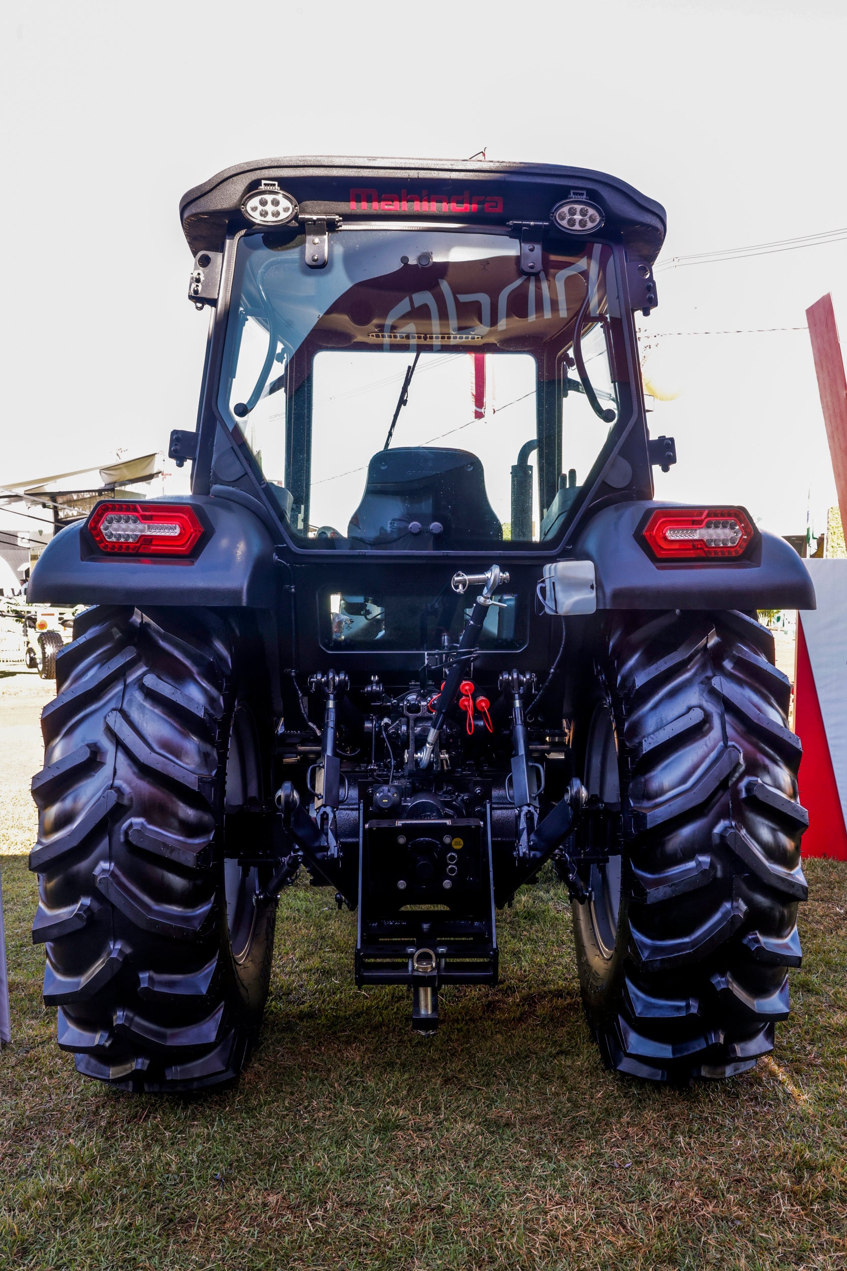 Trator Mahindra 6075 Cabine