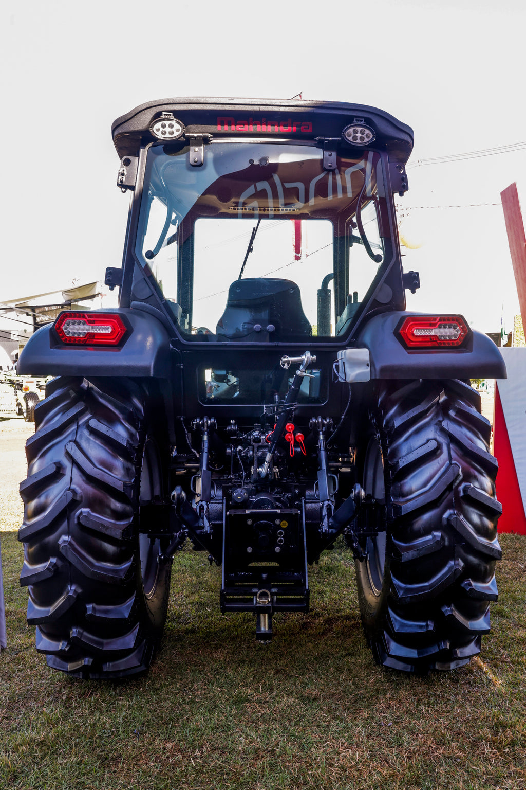 Trator Mahindra 6075 Cabine