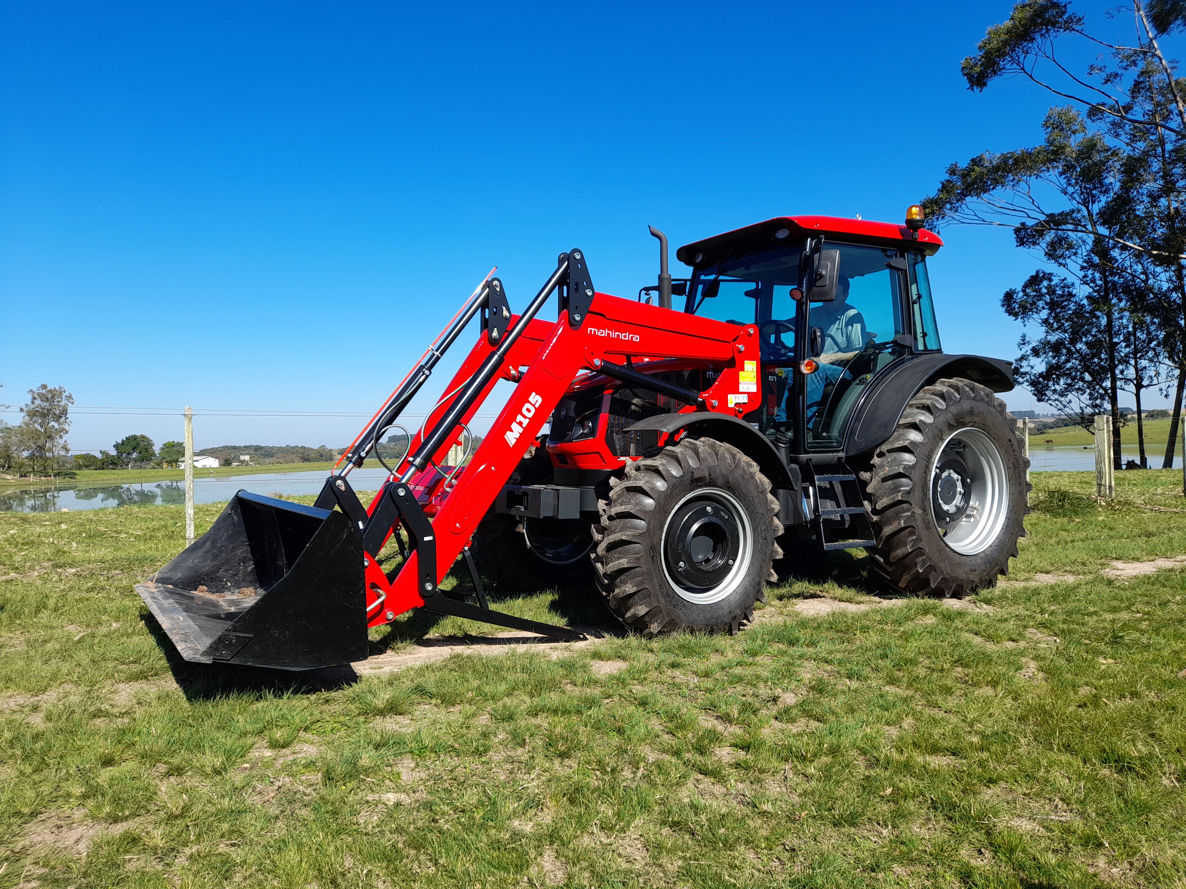 Trator Mahindra 8110 110 CV