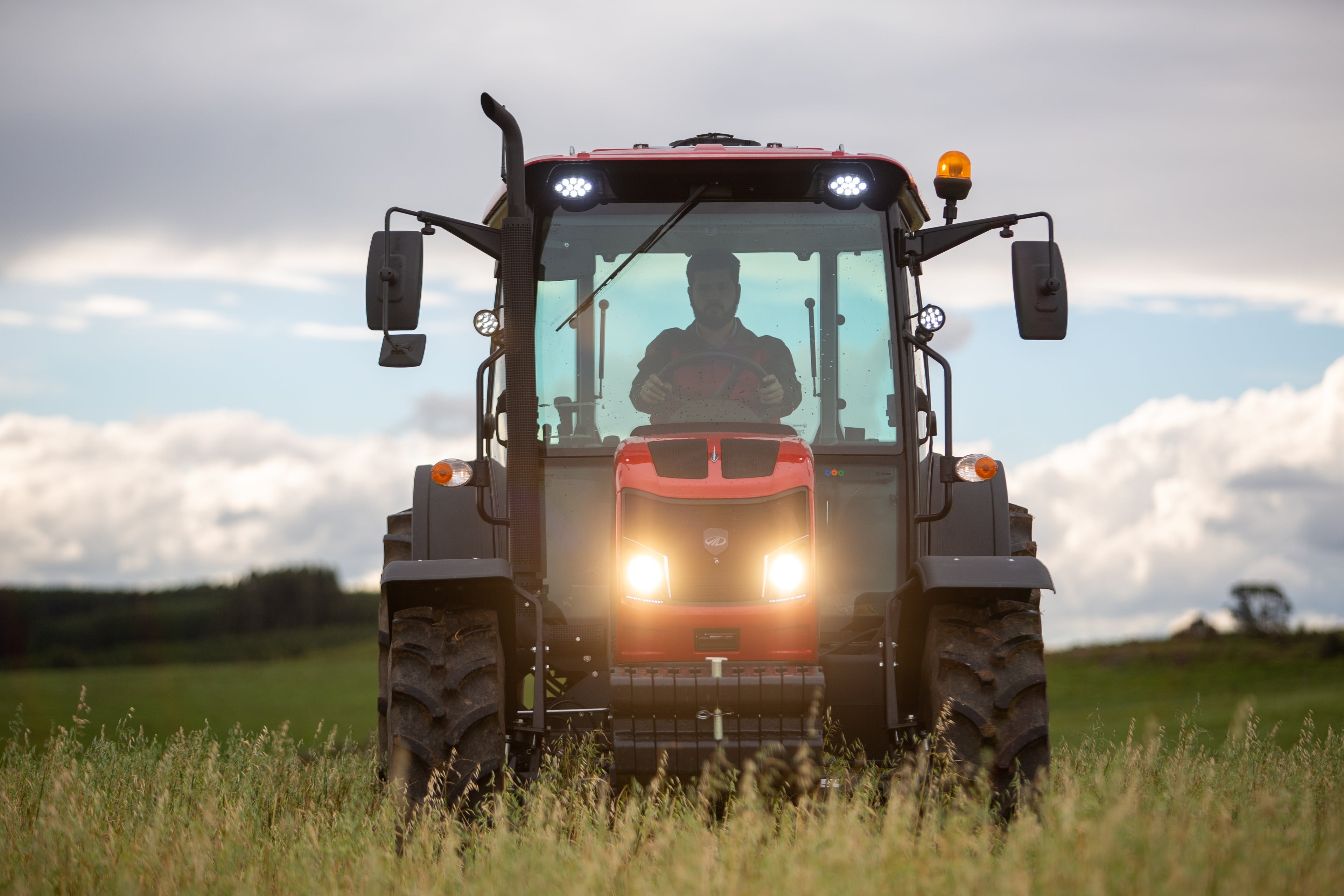 Trator Mahindra 8110 110 CV