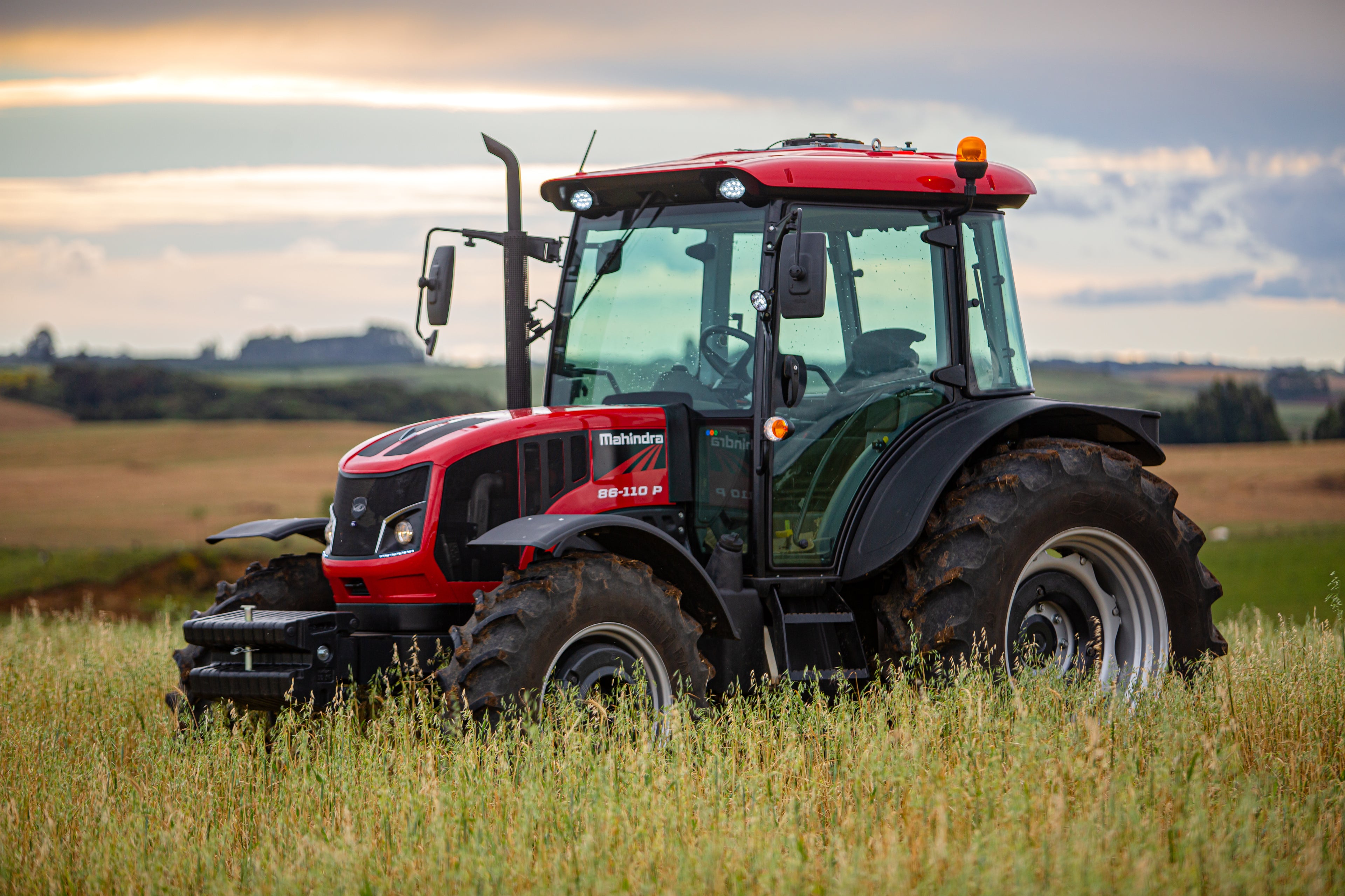 Trator Mahindra 8110 110 CV